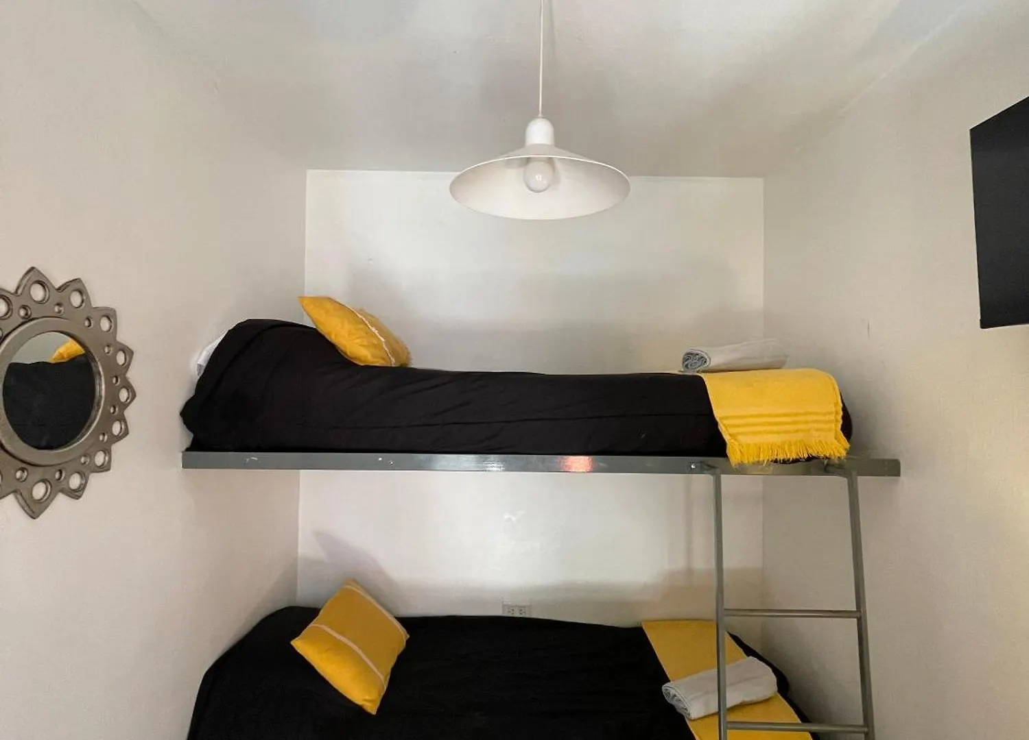 Mora Hostel Mendoza 0*,  Argentina